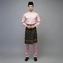Load image into Gallery viewer, BAJU MELAYU LANANG C/M TRADITIONAL PESAK DUSTY PINK BY JAKEL
